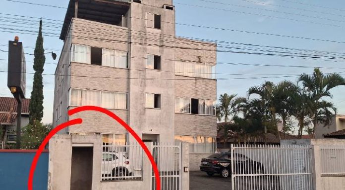 VIDEO Ladrão furta porta de alumínio da lixeira do prédio ao lado da igreja Ministério Nova Jerusalém em Penha
