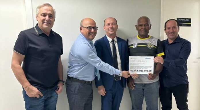 Bancada do PL de Piçarras entrega emenda de R$ 100 mil para escolinha de futebol