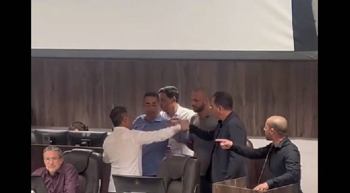 VIDEO Bate-boca entre vereadores de BC quase termina em briga no plenário