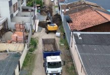 Após vídeo divulgado pelo Oiscnotícias, Rua Santa Cruz em Piçarras recebe manutenção na drenagem pluvial