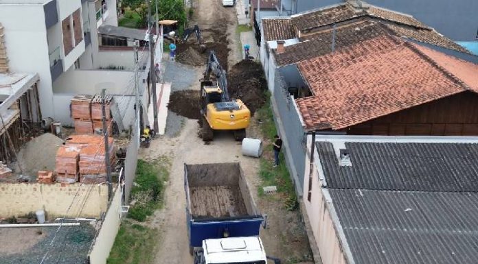 Após vídeo divulgado pelo Oiscnotícias, Rua Santa Cruz em Piçarras recebe manutenção na drenagem pluvial