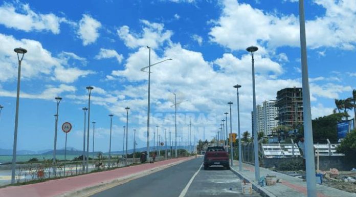 Morador de Piçarras questiona quantidade exagerada de postes de iluminação no Parque Linear: “Merece uma investigação”