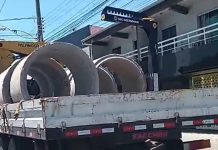 VIDEO Caminhão circula com tubos de concreto soltos e coloca motoristas e pedestres em risco em avenida de Penha