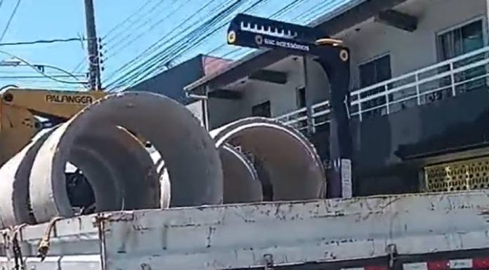VIDEO Caminhão circula com tubos de concreto soltos e coloca motoristas e pedestres em risco em avenida de Penha