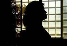 VIOLÊNCIA Filho bate na mãe e enfia a mão dentro da calcinha dela