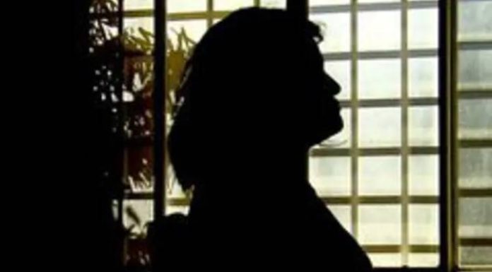 VIOLÊNCIA Filho bate na mãe e enfia a mão dentro da calcinha dela