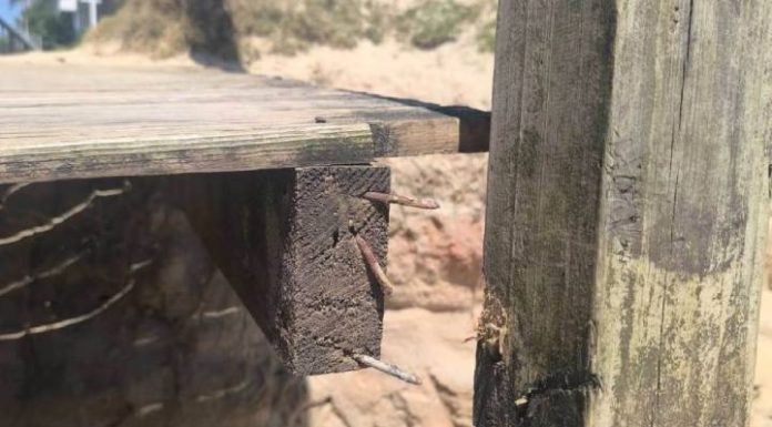 Pregos soltos em decks quebrados na orla de Piçarras chamam atenção de turistas no feriado