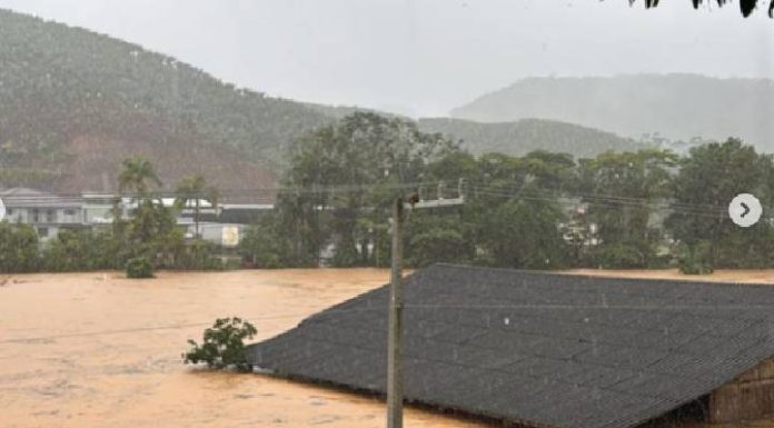 VIDEO Chuva torrencial causa alagamentos em Luiz Alves, faz ruas virarem rios e cancela aulas