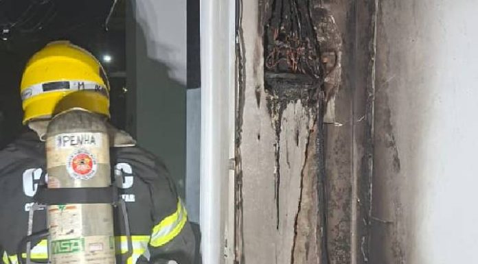 Bombeiros militares de Penha controlam incêndio em casa na SC-414 em Penha