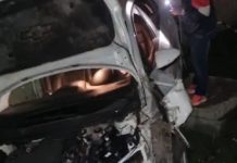 Motorista arrebenta carro em poste na frente de motel e causa apagão