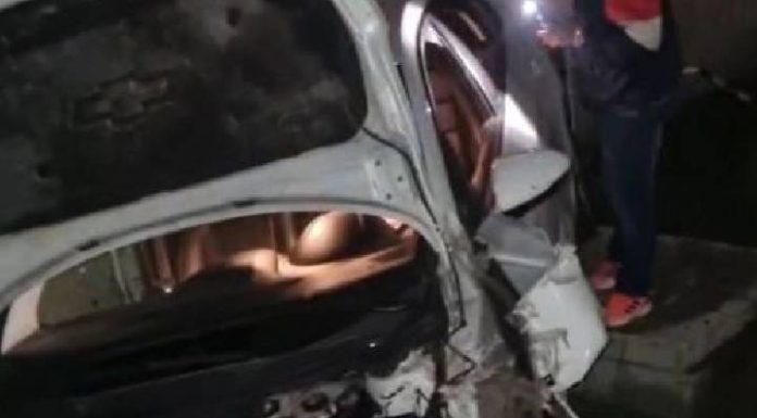 Motorista arrebenta carro em poste na frente de motel e causa apagão