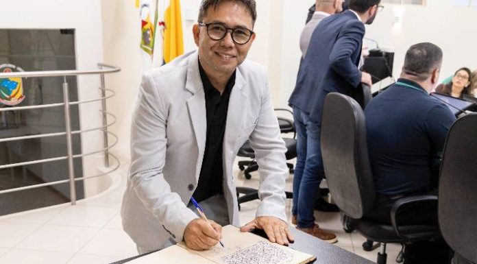Jornalista Nei Sassaki é empossado vereador de Itapema