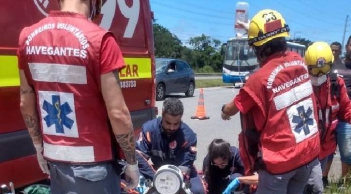 VIDEO Moradora de Penha morre em acidente na BR-470 em Navegantes; motocicleta teria sido fechada por carreta