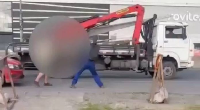 VIDEO Briga com pedaços de pau entre caminhoneiro e motociclista viraliza em Navegantes