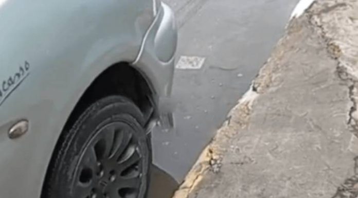 VIDEO Moradores denunciam boca-de-lobo entupida há um mês em rua de Piçarras