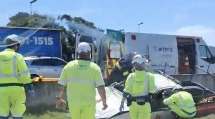 VIDEO Carro capota na BR-101 em Itajaí e causa lentidão no trânsito