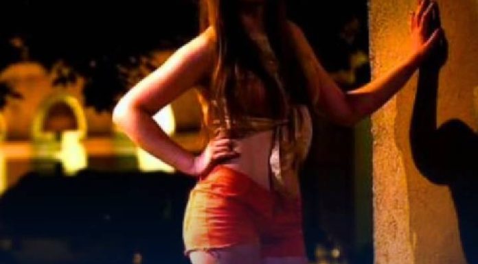 Homem marca com encontro com garota do “job” e descobre que era a própria esposa