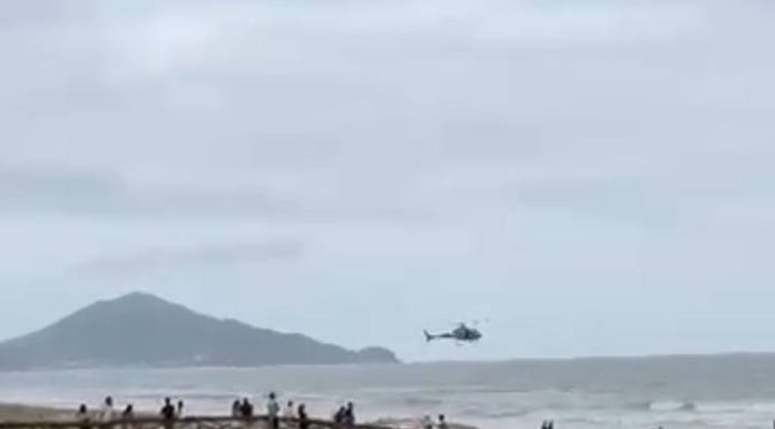 VIDEO Três adolescentes estão desaparecidos na praia de Navegantes; buscas seguem sem sinais do trio