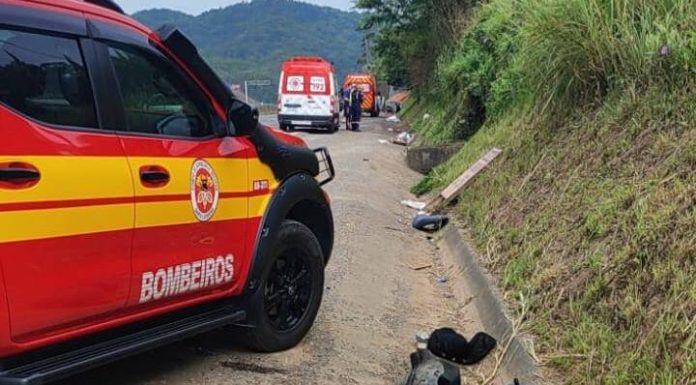 Colisão entre carro e moto deixa dois homens mortos na BR-470 em Gaspar