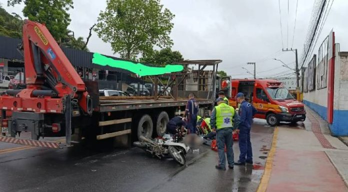 Motociclista morre após ser atingido por caminhão em SC