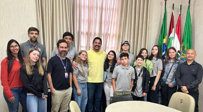 Vereadores mirins visitam o prefeito de Penha, Luizinho Américo