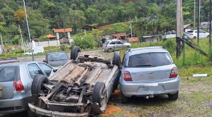 Carro capota na Transbeto e deixa três feridos em Penha