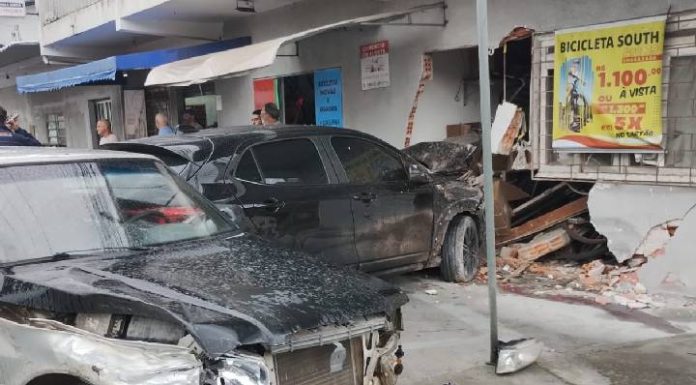 VIDEO Condutor sem habilitação provoca acidente e invade oficina na Praia de Armação, em Penha