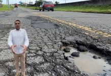 Prefeito de Piçarras diz ter contado 187 buracos na marginal, mas admite nunca ter feito nada pelo trecho