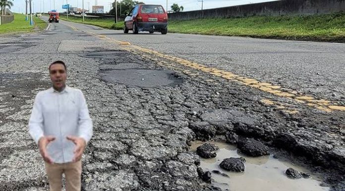 Prefeito de Piçarras diz ter contado 187 buracos na marginal, mas admite nunca ter feito nada pelo trecho