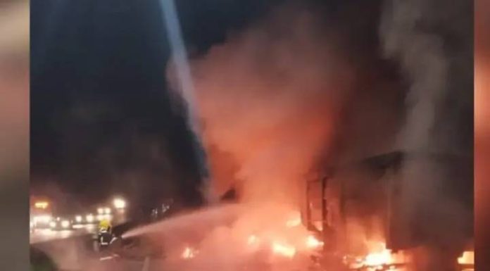 Caminhão pega fogo e motorista morre na BR-101, em SC