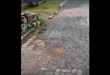 Obra inacabada há quatro meses em Piçarras gera revolta dos moradores