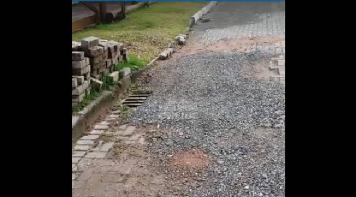 Obra inacabada há quatro meses em Piçarras gera revolta dos moradores