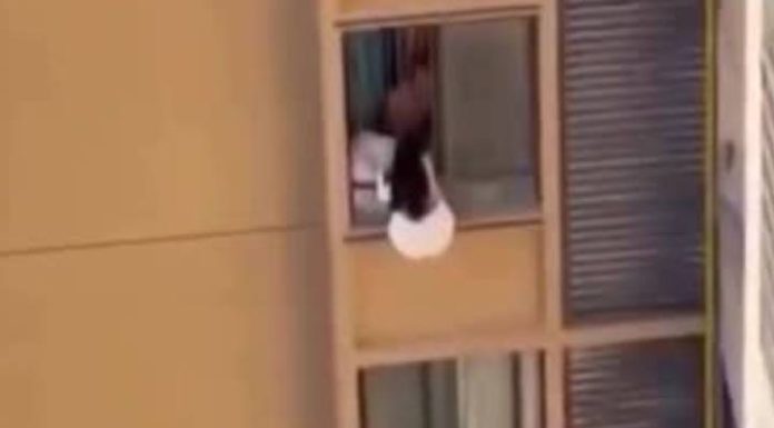 Amante pula do 10º andar para o apartamento vizinho após esposa traída chegar em casa