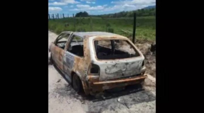 Morador encontra corpo enterrado e carro destruído em área rural de Joinville