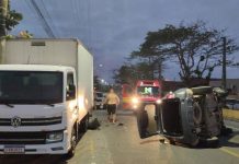 Capotamento na Avenida Itajuba deixa mulher ferida em Barra Velha