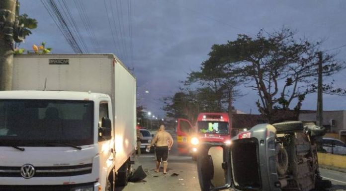 Capotamento na Avenida Itajuba deixa mulher ferida em Barra Velha