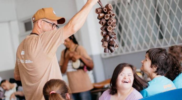 Estudantes da APAE de Balneário Piçarras participam de oficina de percussão