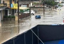 Bombinhas amanhece com ruas e casas alagadas após horas de fortes chuvas