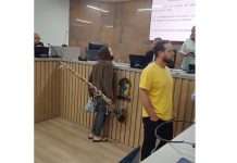VIDEO ‘Esta merda desta casa’: homem causa pavor e interrompe sessão na Câmara de Piçarras”