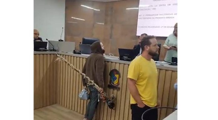 VIDEO ‘Esta merda desta casa’: homem causa pavor e interrompe sessão na Câmara de Piçarras”