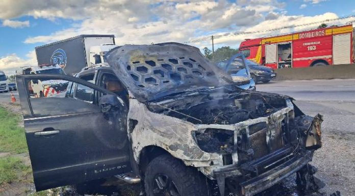 Incêndio em caminhonete mobiliza bombeiros na BR-101 em Balneário Piçarras