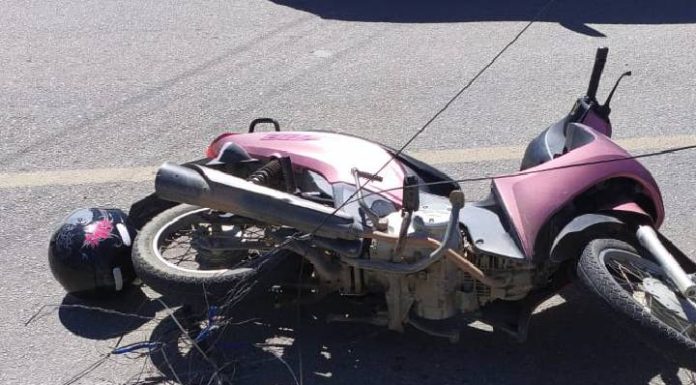 Mulher fica ferida no pescoço após acidente com moto no Centro de Penha