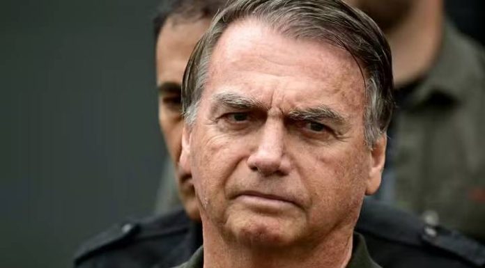 Justiça manda cortar benefícios vitalícios de Bolsonaro durante prisão