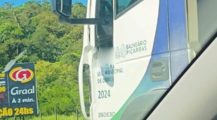 Caminhão da Prefeitura de Piçarras espalha pedras na BR-101 e assusta motoristas