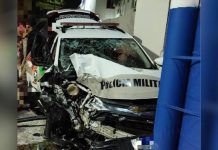 Viatura da Polícia Militar fica destruída após bater em poste e deixar dois policiais feridos em BC