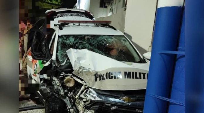 Viatura da Polícia Militar fica destruída após bater em poste e deixar dois policiais feridos em BC