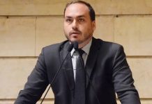 Carlos Bolsonaro renuncia ao cargo de vereador no Rio de Janeiro para disputar o Senado por SC