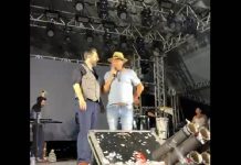 FIASCO Prefeito de Piçarras, Tiago Baltt tem comportamento vexatório em show de comemoração do aniversário da cidade