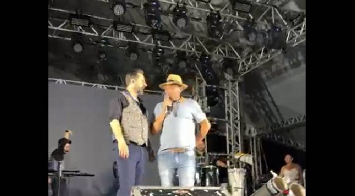 FIASCO Prefeito de Piçarras, Tiago Baltt tem comportamento vexatório em show de comemoração do aniversário da cidade