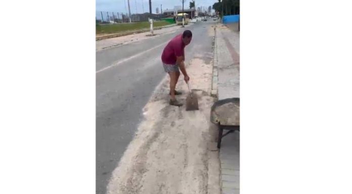 VIDEO Moradores de Piçarras reclamam do abandono e problemas de drenagem na Rua das Begônias